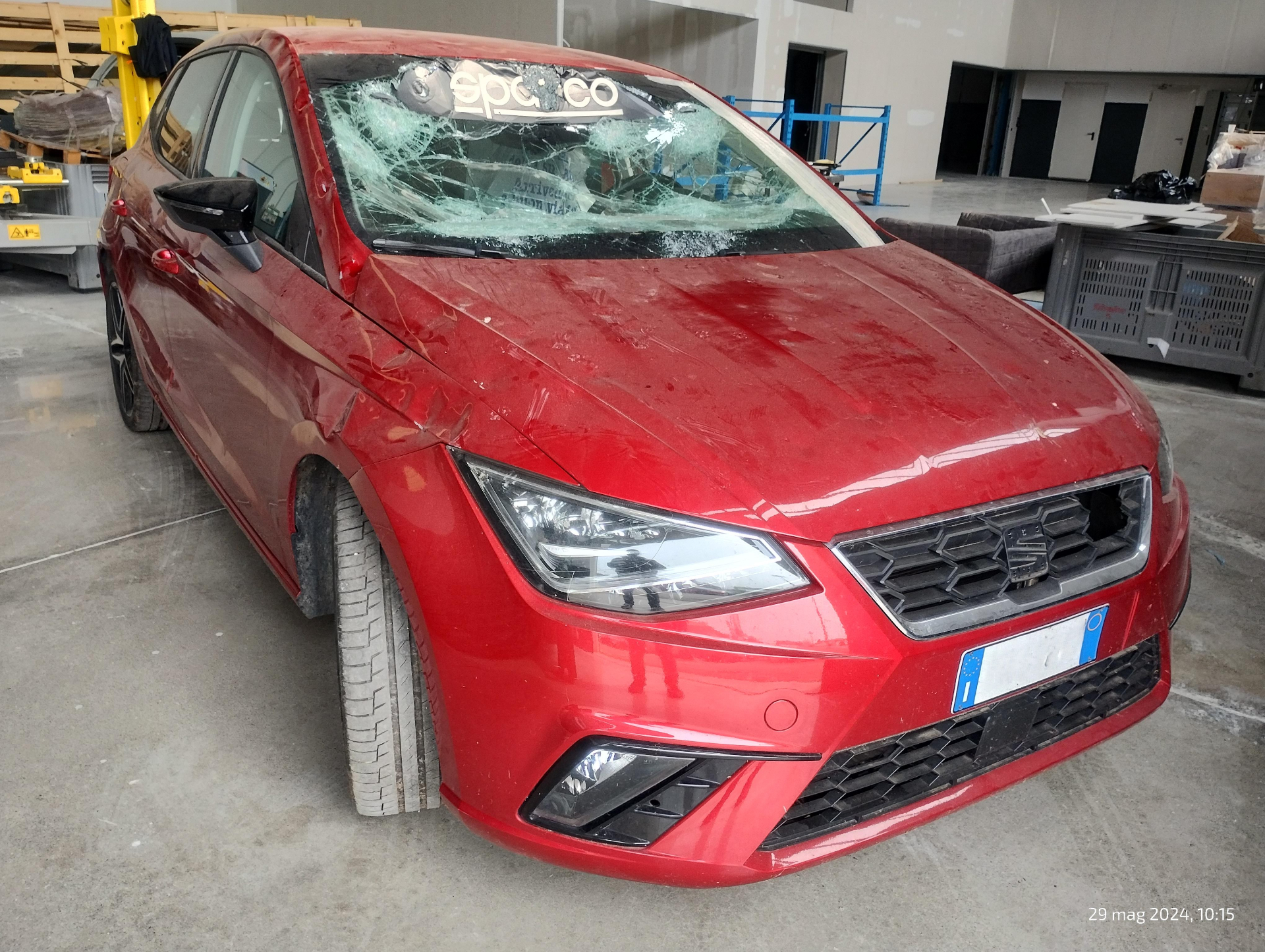 Perizia auto: SEAT Ibiza rossa con parabrezza distrutto