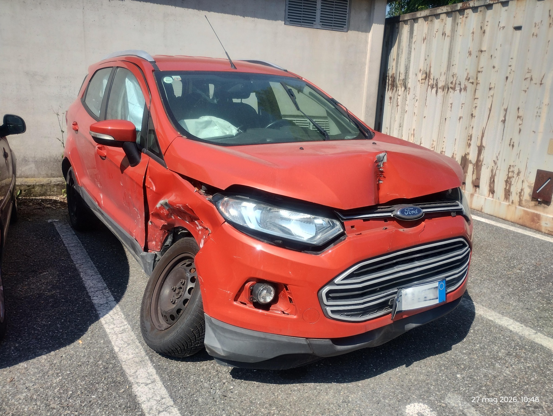 Perizia auto: Ford EcoSport rossa con danno laterale